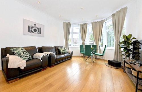 Finchley Church End Apartamento | Hendon Escape- 2 bedroom, 3 Beds with en-suite Bath. Near Wembley Stadium