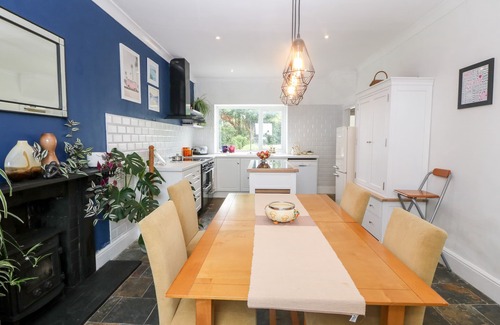Rhosybol Cabaña | HENDY, pet friendly, with hot tub in Amlwch