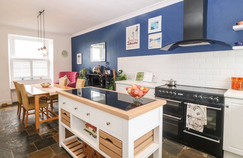 Rhosybol Cabaña | HENDY, pet friendly, with hot tub in Amlwch