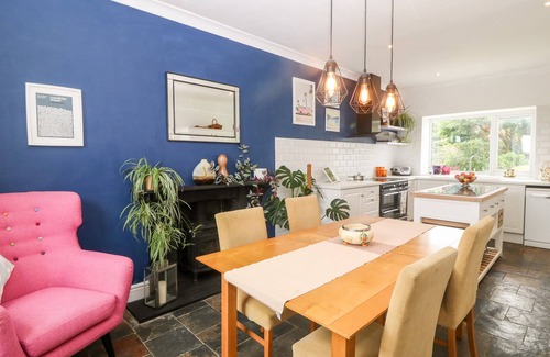 Rhosybol Cabaña | HENDY, pet friendly, with hot tub in Amlwch