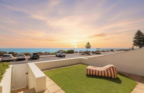 Henley Beach Casa | Henley Beachfront Luxury Home With Sauna Just 200m From Henley Square!