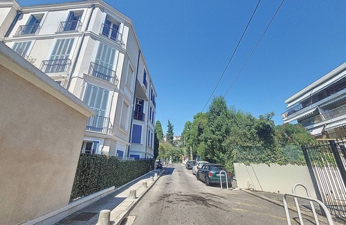 California - Pezou Apartamento | Henri Camille Real Estate- Mikaela - Studio with terrace