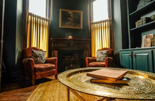 Rolling Mill Hill Casa | Henrie House I Luxury 4BR Downtown Historic Gem with Library & Patio