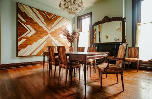 Rolling Mill Hill Casa | Henrie House I Luxury 4BR Downtown Historic Gem with Library & Patio