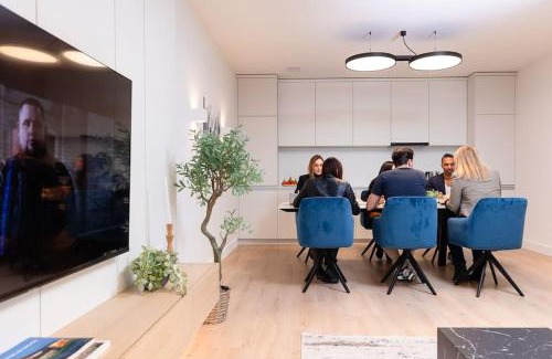 Cessange Apartamento | Henry's Appt with a private Suite 412 - Shared kitchen