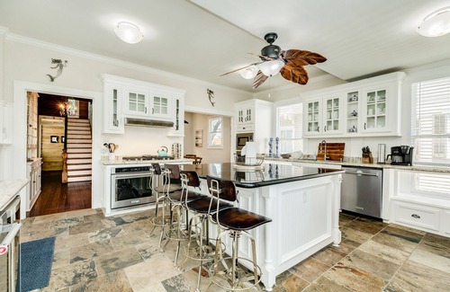 Galveston Casa | Walk to the beach from an historic Galveston Victorian on Millionaire's Row!