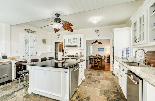 Galveston Casa | Walk to the beach from an historic Galveston Victorian on Millionaire's Row!