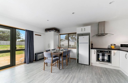 Waikanae Cabaña | Heperi Haven - Waikanae Beach Holiday Home
