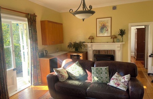 Nelson South Apartamento | Heritage apartment attached to character home with pool in central Nelson.