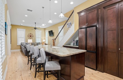 Sailhouse Casa | Heritage Haven | Cozy Interior + Fishing Pier & Community Pool!