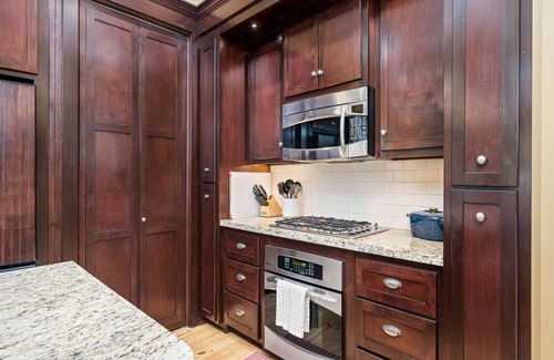 Sailhouse Casa | Heritage Haven | Cozy Interior + Fishing Pier & Community Pool!