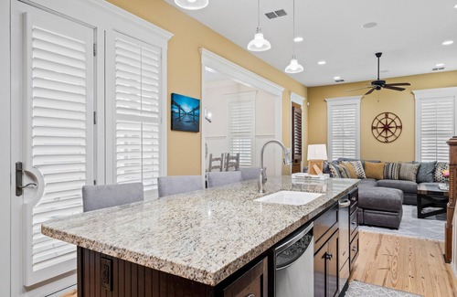 Sailhouse Casa | Heritage Haven | Cozy Interior + Fishing Pier & Community Pool!