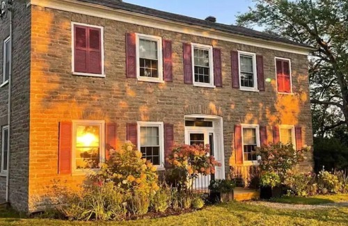 Merrickville-Wolford Casa | Heritage Stone House on the Rideau Canal