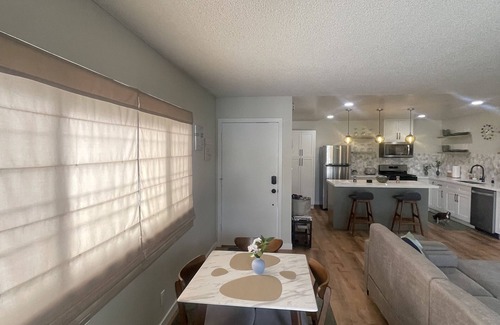Hermosa Beach Condominio | HERMOSA BEACH, CA - Walk to Pier, Beach, Restaurants & Shops.