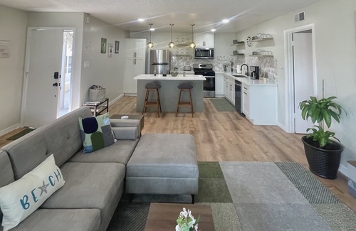 Hermosa Beach Condominio | HERMOSA BEACH, CA - Walk to Pier, Beach, Restaurants & Shops.