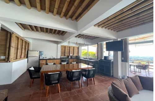 Santa Rosa Casa | Hermosa Casa Bamboo Con Vistas!