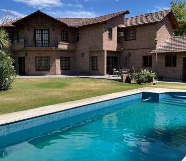 Chacras de Coria Casa | Hermosa Casa 14 pax Piscina Futbol 5 Chacras