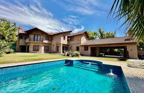 Chacras de Coria Casa | Hermosa Casa 14 pax Piscina Futbol 5 Chacras