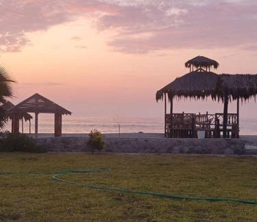 Ica Casa | HERMOSA CASA CON PISCINA FRENTE AL MAR - PRIMERA FILA
