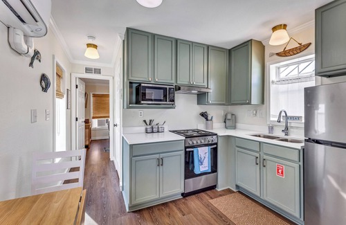Pass Christian Cabaña | Heron's Nest Beach Cottage Pass Christian - Walk to Beach and Downtown!