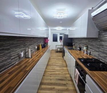 Stevenage Casa | Hertfordshire - Stylish 6BR Retreat, 3 Parking