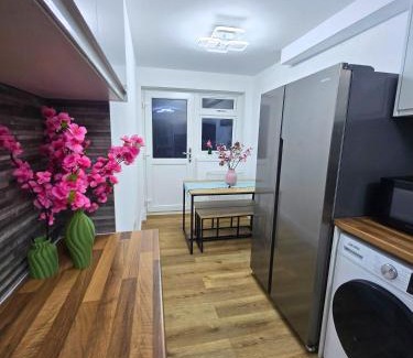 Stevenage Casa | Hertfordshire - Stylish 6BR Retreat, 3 Parking