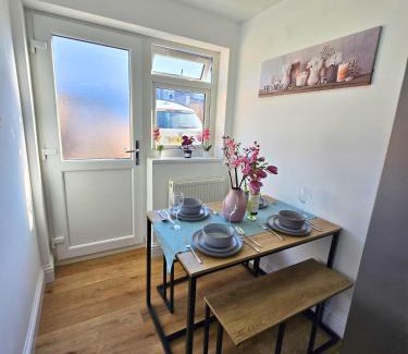 Stevenage Casa | Hertfordshire - Stylish 6BR Retreat, 3 Parking