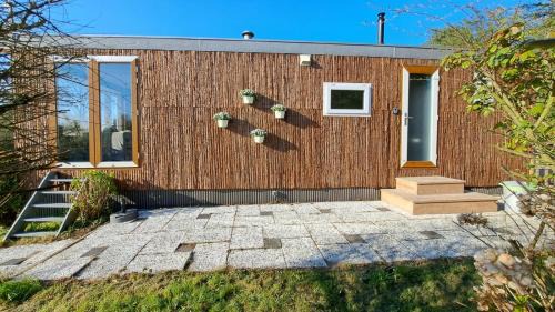 Ooltgensplaat Chalet De Esquí | Het witte chalet aan het water van monumentaal fort