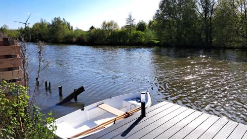 Ooltgensplaat Chalet De Esquí | Het witte chalet aan het water van monumentaal fort