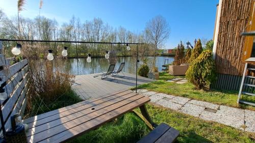 Ooltgensplaat Chalet De Esquí | Het witte chalet aan het water van monumentaal fort