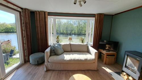 Ooltgensplaat Chalet De Esquí | Het witte chalet aan het water van monumentaal fort