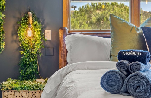 Tehachapi Cabina | HGTV Cabin|18 Acres *Hot Tub/Game Room* Sleeps 12