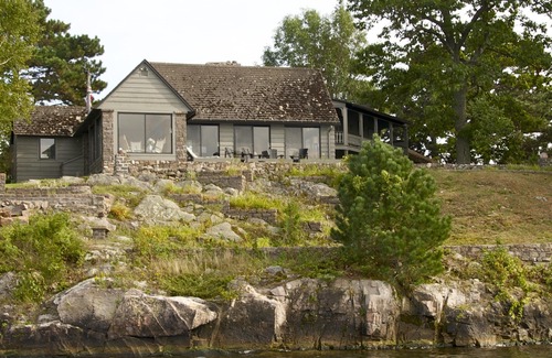 Grenell Casa | CARACTERÍSTICAS DE HGTV Isla privada de 8 acres, cancha de tenis, casa de botes, kayaks,