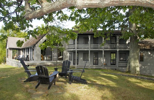 Grenell Casa | CARACTERÍSTICAS DE HGTV Isla privada de 8 acres, cancha de tenis, casa de botes, kayaks,