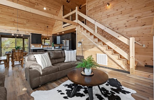 Sevierville Cabina | HGTV Pet Friendly | Hot Tub & Arcade Game Zone