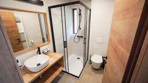 Kostel Apartamento | Hiša na Hribu- A Peaceful Hilltop Escape above river Kolpa