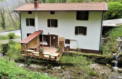 Kanal Casa | Hiša ob potoku