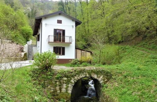 Kanal Casa | Hiša ob potoku