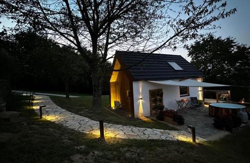 Tisina Casa | Hiška pod črešnjo