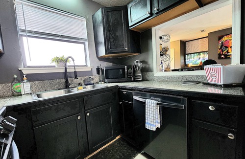 North Charleston Casa | 🦾HI-TEK MANOR 2🤖Central Location🗣️ Two 75in 4k LED TV'S🚀1GB internet🖥️
