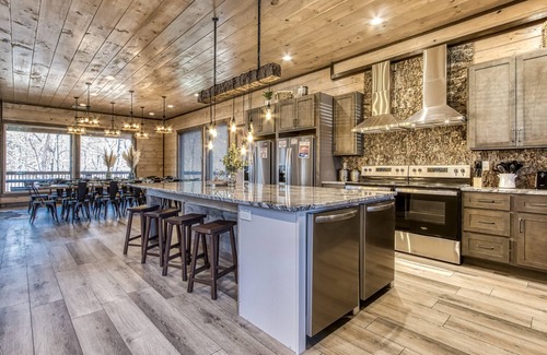 Sevierville Cabina | HIBERNATION STATION - 12 Bedrooms with a pool!