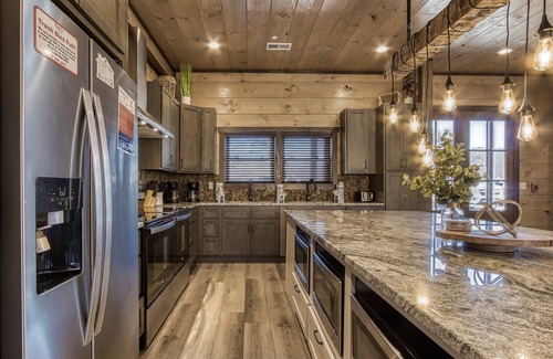 Sevierville Cabina | HIBERNATION STATION - 12 Bedrooms with a pool!