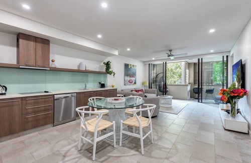Palm Cove Complejo | Hibiscus Haven Resort style Chic by the Beach