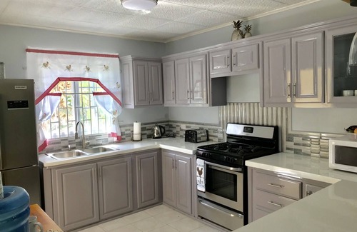 Greenwood Casa | Hibiscus Place es su hogar lejos del hogar. ¡Toda la propiedad está disponible para usted!