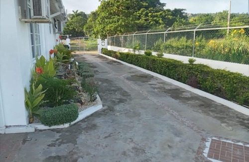 Greenwood Casa | Hibiscus Place es su hogar lejos del hogar. ¡Toda la propiedad está disponible para usted!
