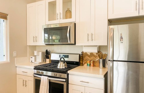 Keaau Apartamento | Hibiscus Retreat, Full Kitchen, Lanai, Parking