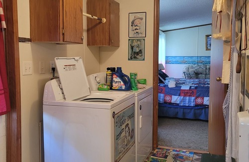 Folkston Casa | Hickey Manor, isolated and comfortable. Great for large family.