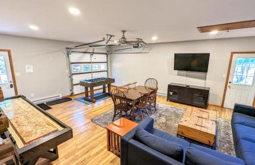 Lake Harmony Casa | Hickory Cabin by AvantStay Firepit Hot Tub Game Room Great Location