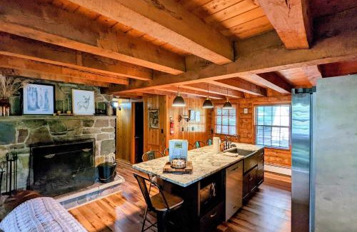 Lake Harmony Casa | Hickory Cabin by AvantStay Firepit Hot Tub Game Room Great Location