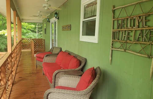Jacksboro Casa | Hickory Harbor lakefront w/ dock, grilling deck, and play yard on shady lot!